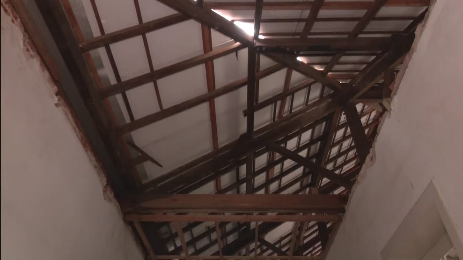 RS: Após chuvas, obras em colégio estadual atrasam aulas e geram revolta - QTU Questões do Universo