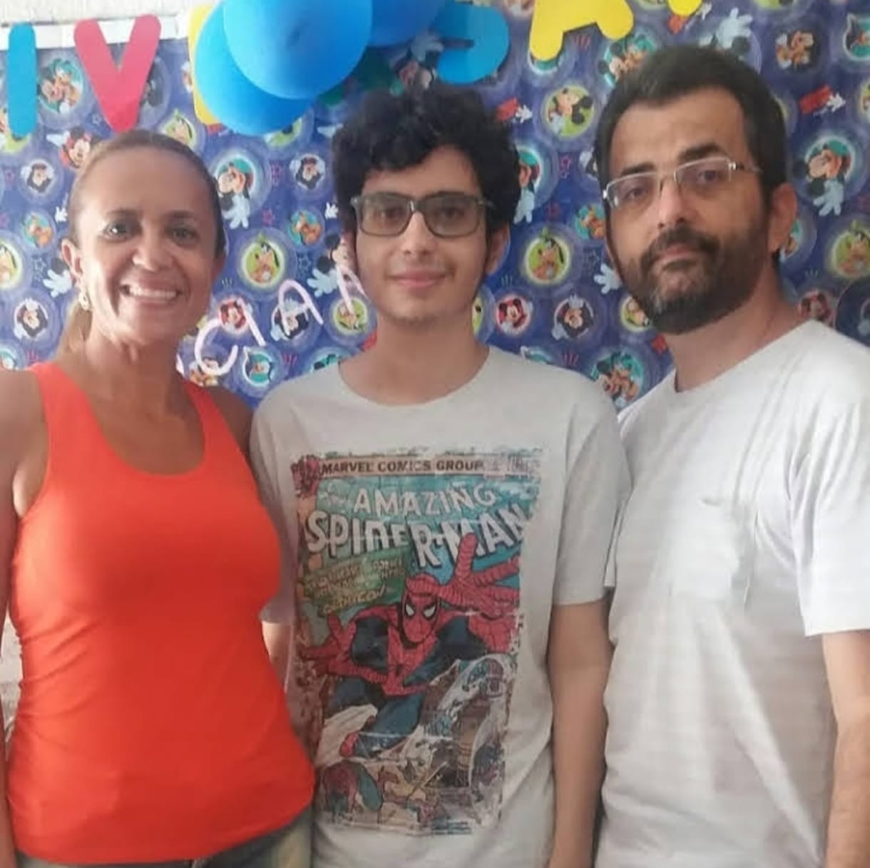 Gabriel, ao lado da mãe e do pai I Crédito: Arquivo Pessoal