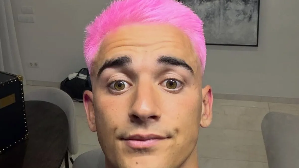 Meia da Espanha cumpre promessa e pinta cabelo de rosa após título da Copa