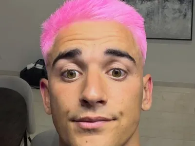 Meia da Espanha cumpre promessa e pinta cabelo de rosa após título da Copa