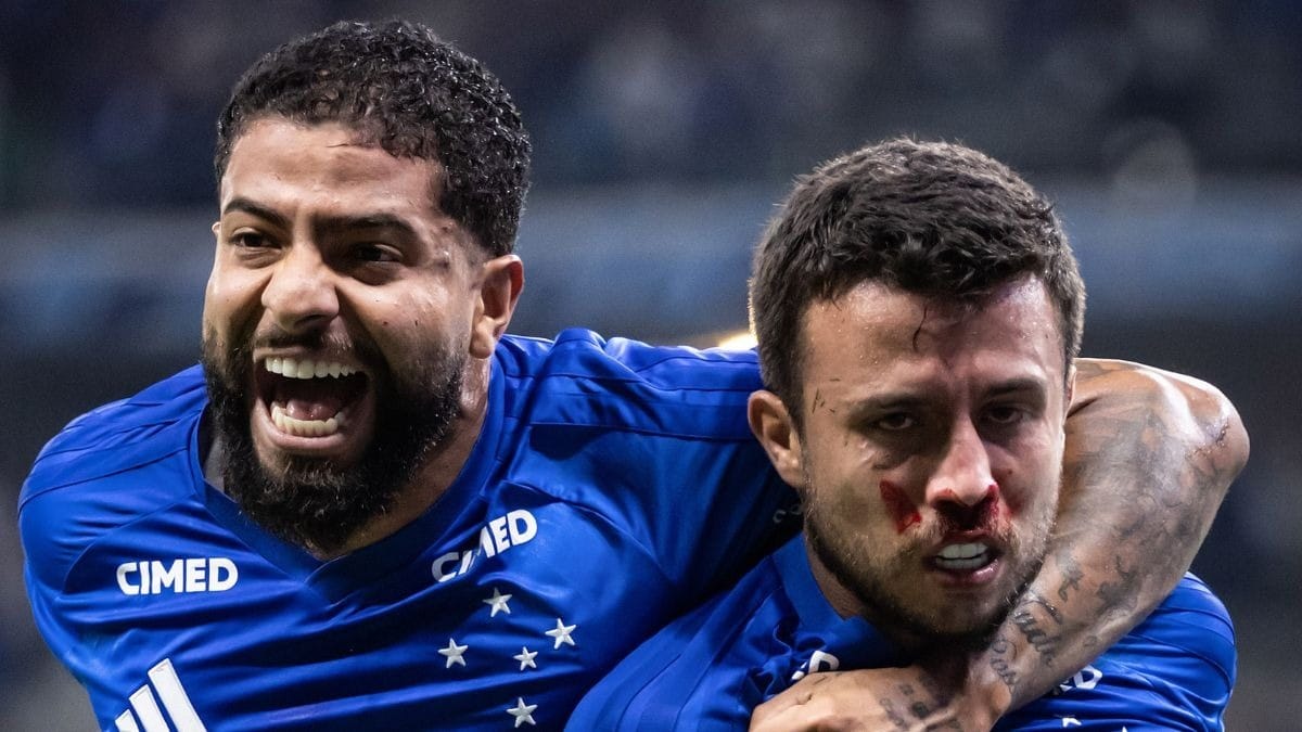 Volante do Cruzeiro fratura o nariz em lance do gol contra a Chape; confira