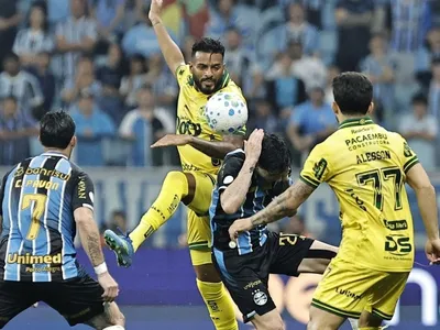 Atacante do Mirassol critica a arbitragem por gol anulado contra o Grêmio