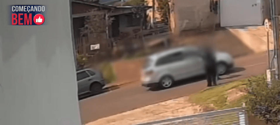 Vítima de violência é salva por populares após fazer sinal de alerta na rua