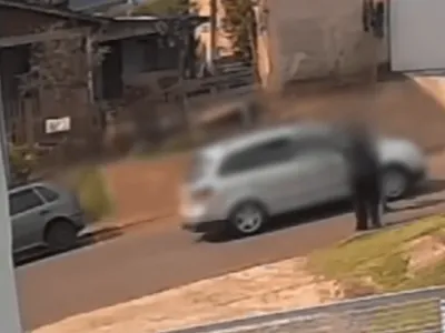 Vítima de violência é salva por populares após fazer sinal de alerta na rua