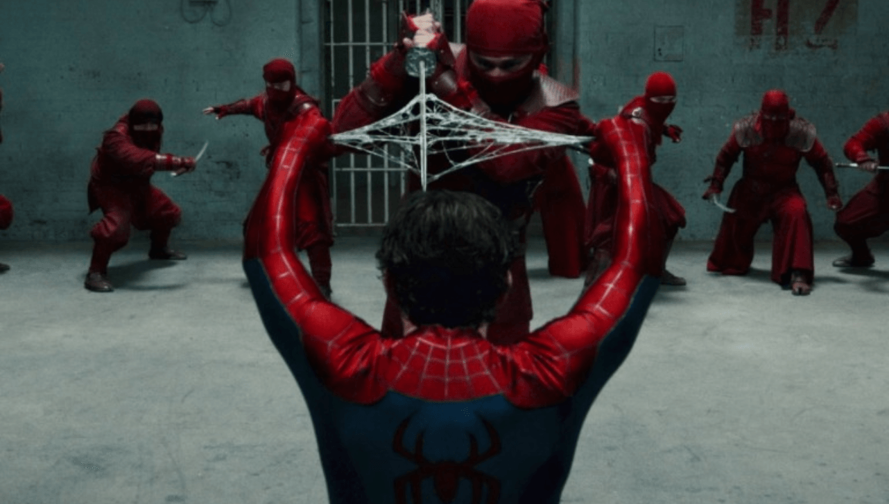Nesses momentos, o longa lembra por que o Cabeça de Teia continua sendo um dos heróis mais divertidos da Marvel