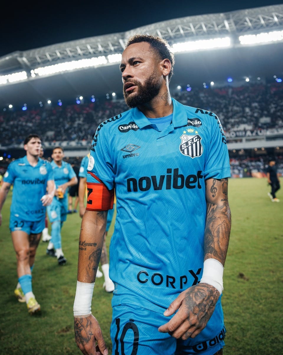 Após polêmicas, Neymar compartilha post que fala em 