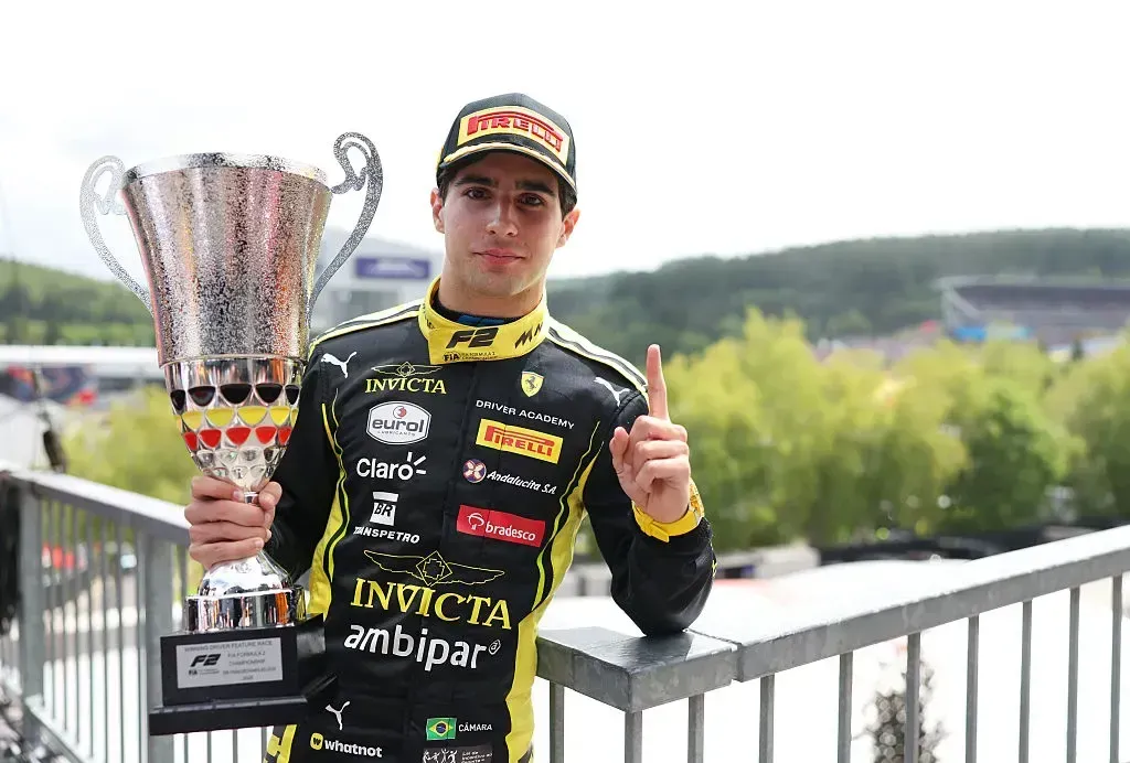 Rafa Câmara com troféu após vitória na F2 em Spa-Francorchamps, na Bélgica