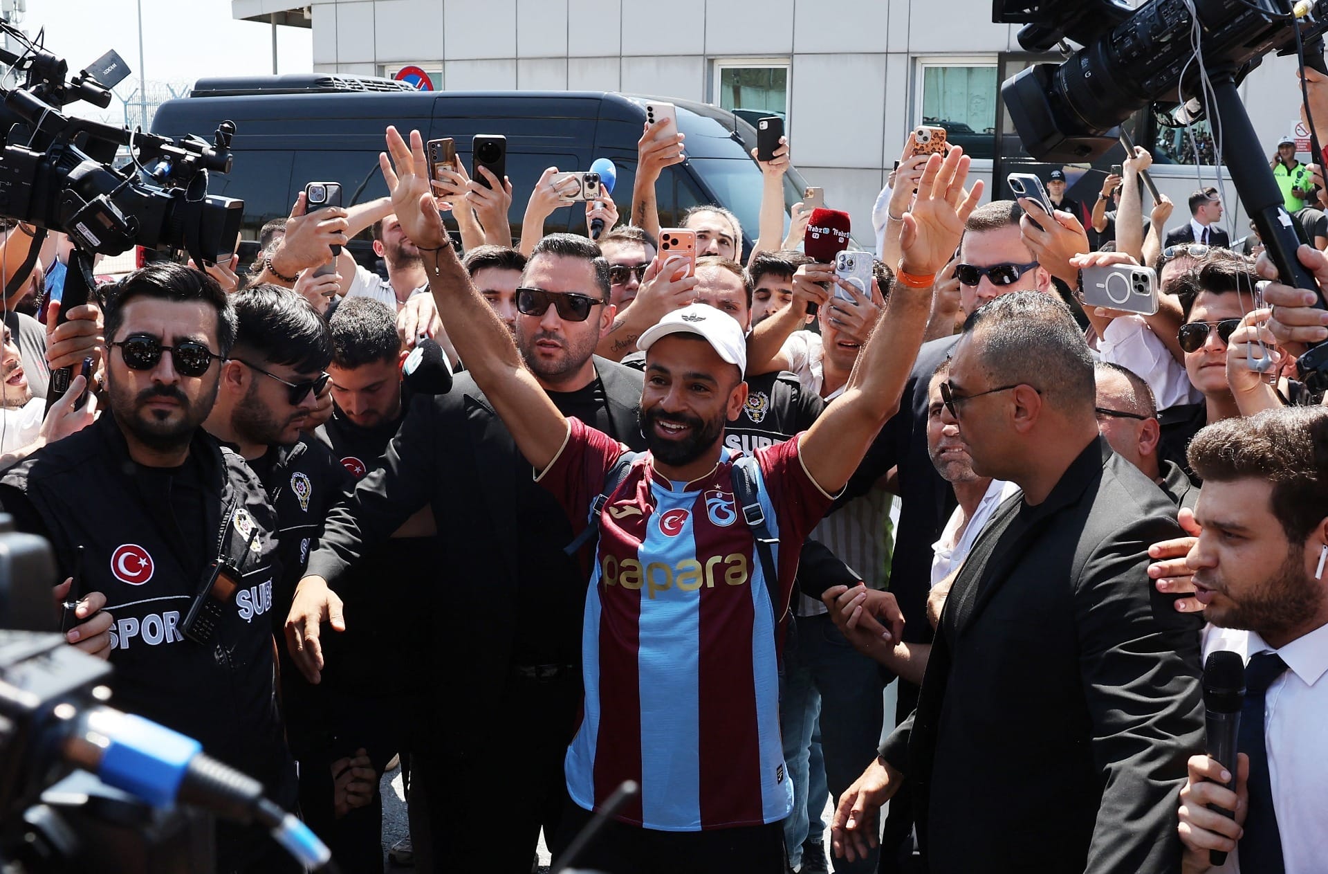 Salah é recebido com festa por torcedores do Trabzonspor; veja