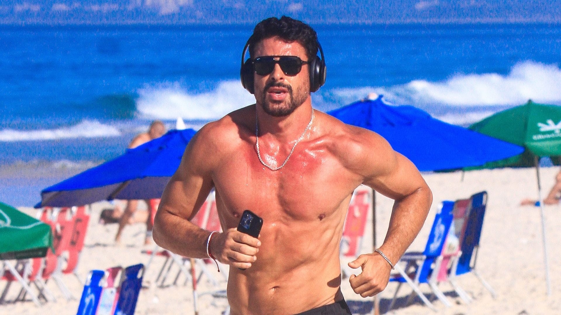 Cauã Reymond exibe boa forma em corrida na Barra da Tijuca, no RJ - QTU Questões do Universo