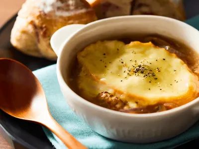 Faça a famosa sopa de cebola em casa sem precisar seguir muitos passos