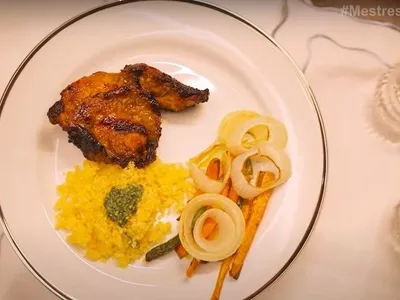 Sobrecoxa na air fryer: saiba preparar frango suculento que não resseca