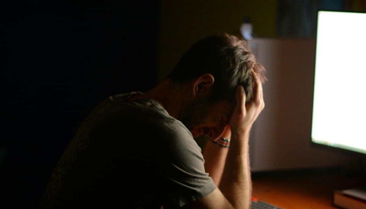 Burnout silencioso: irritação e impaciência indicam esgotamento mental - QTU Questões do Universo