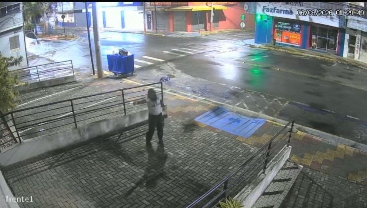 Vídeo: Homem atira contra prédio da Câmara Municipal em Salto de Pirapora - QTU Questões do Universo