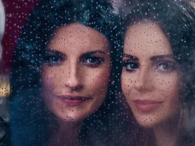 Laura Pausini celebra nova parceria com Sandy: 'Sou apaixonada por ela’