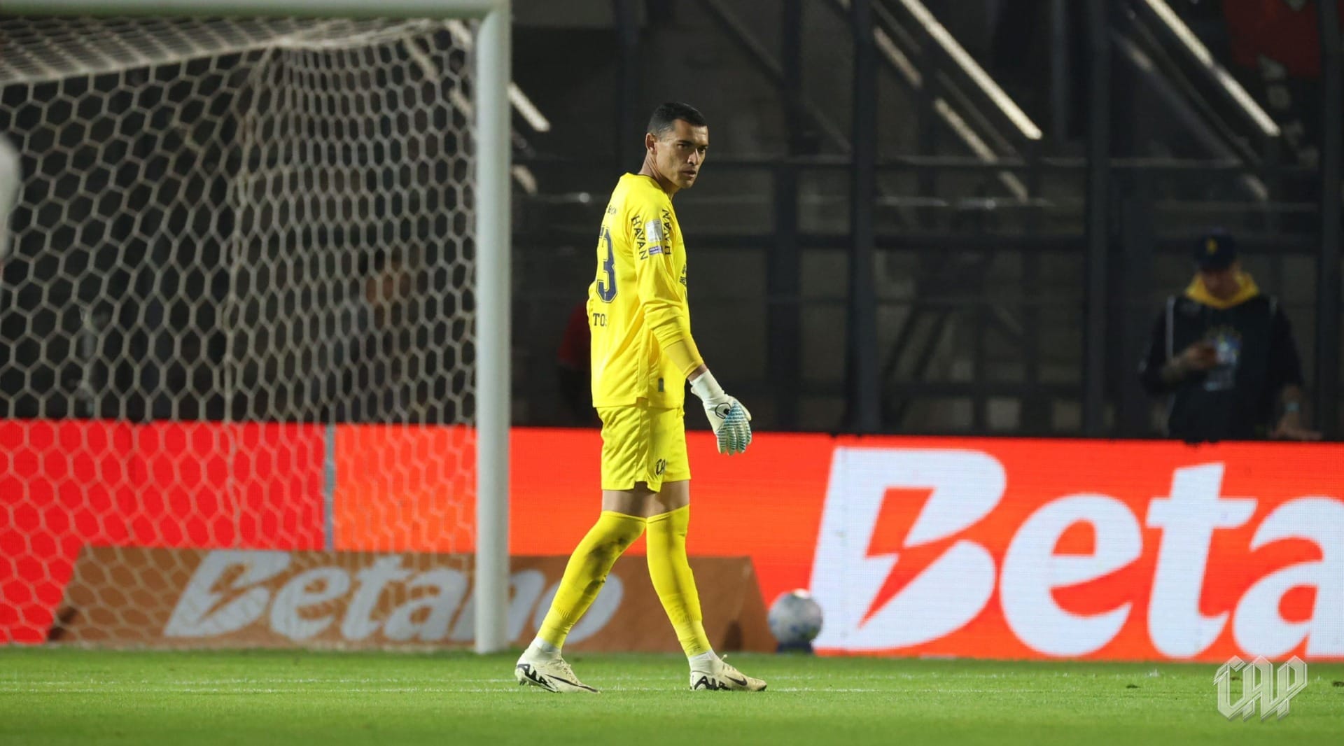 Falhas de Santos marcam goleada e queda do Athletico na Copa do Brasil