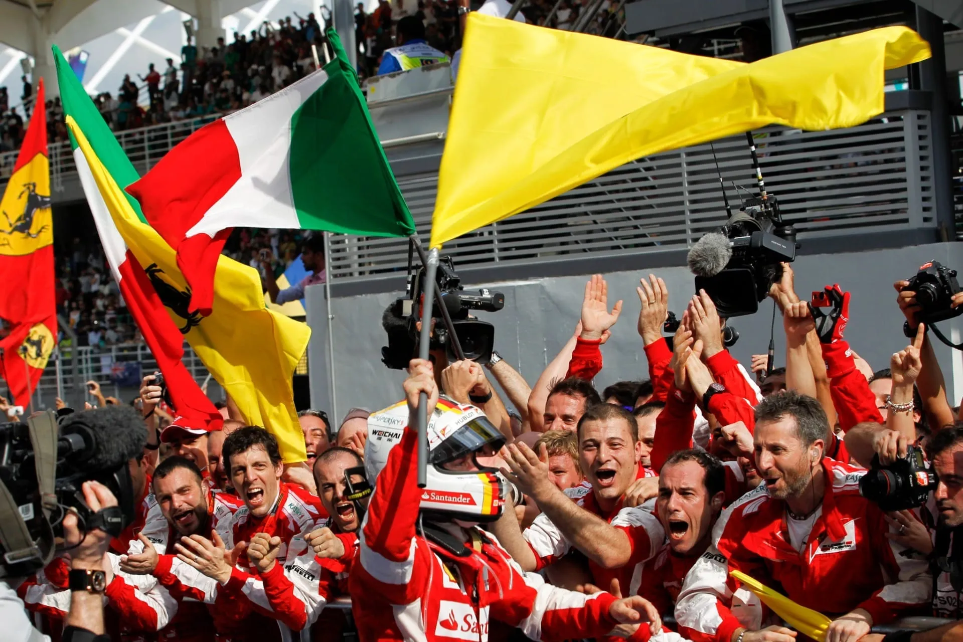 Sebastian Vettel comemora primeira vitória pela Ferrari na Fórmula 1 no GP da Malásia de 2015 - Crédito: X
