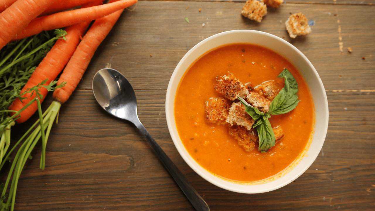 Sopa gelada é janta? Saiba como preparar versão que leva cenoura e curry