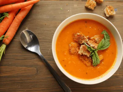 Sopa gelada é janta? Saiba como preparar versão que leva cenoura e curry