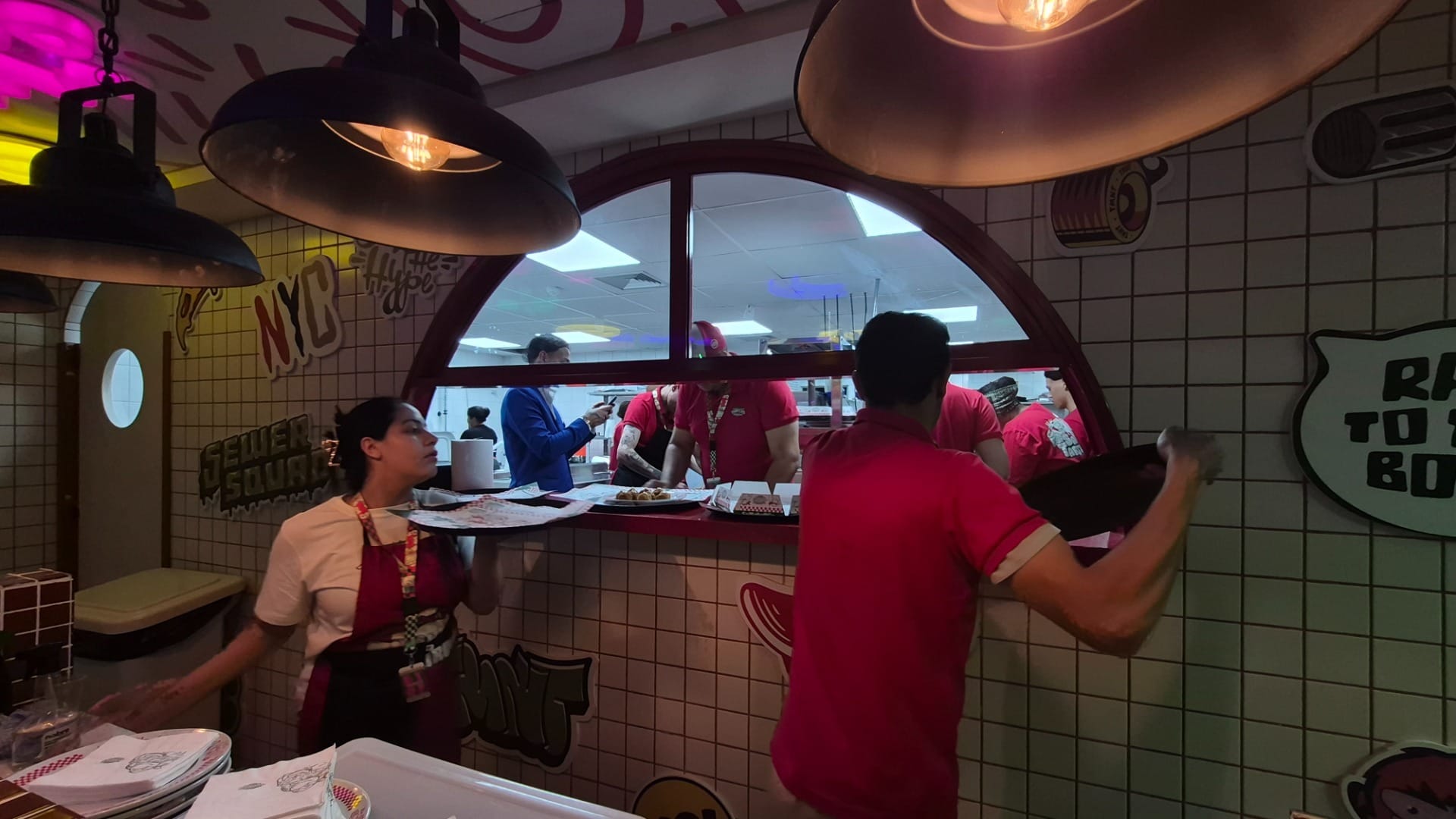 É possível ver parte da operação da cozinha, que conta com decoração especial