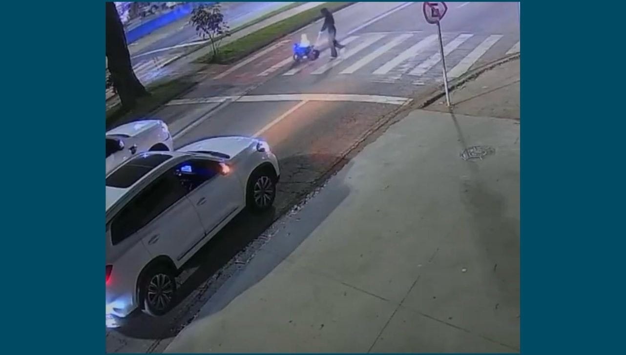 Vídeo: criança de 1 ano é atropelada em faixa de pedestres em Sorocaba