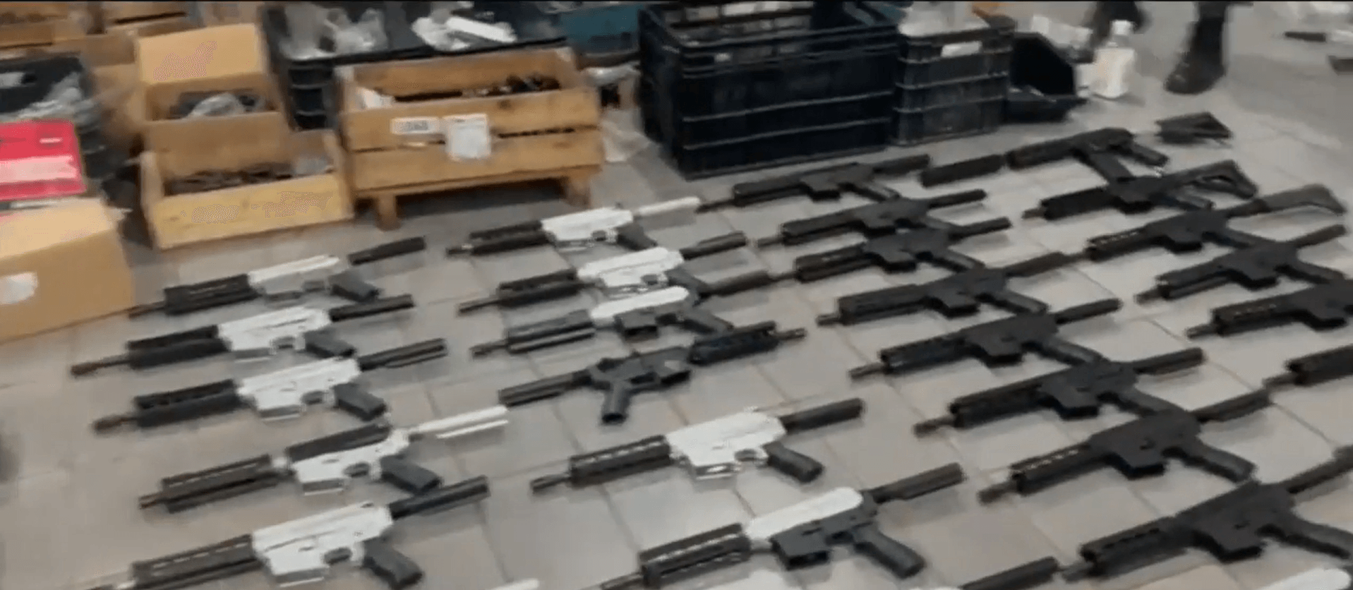 PF investiga peças de fuzil achadas em mudança dos EUA no Porto de Santos