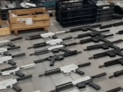 PF investiga peças de fuzil achadas em mudança dos EUA no Porto de Santos