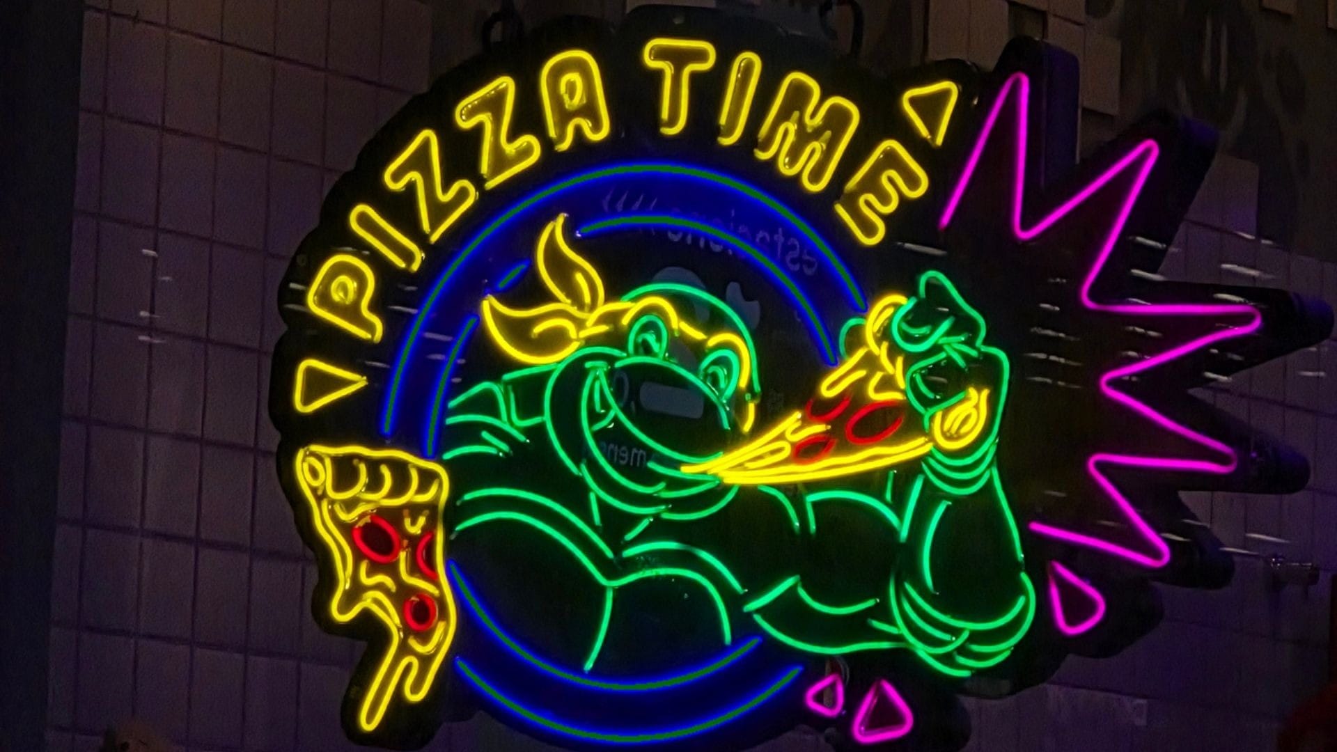 Pizzaria é repleta de letreiros e decoração da animação