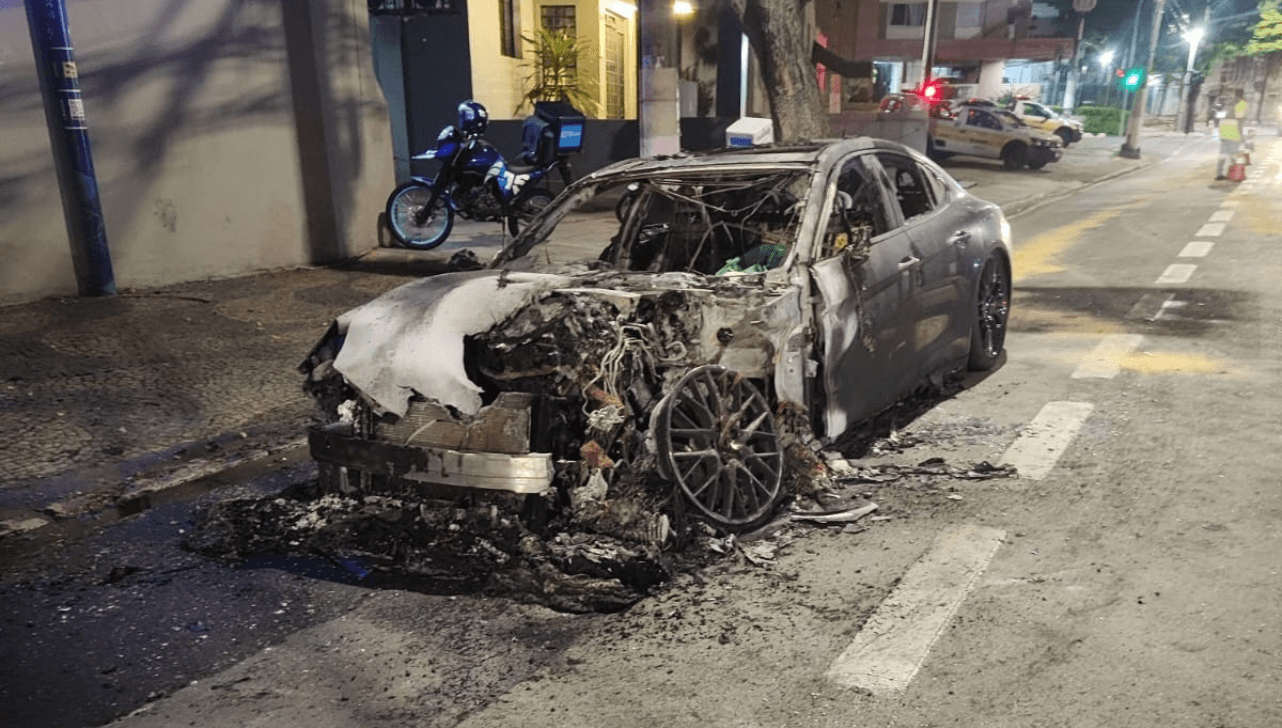 Porsche fica destruída após pegar fogo na Avenida Anchieta, em Campinas