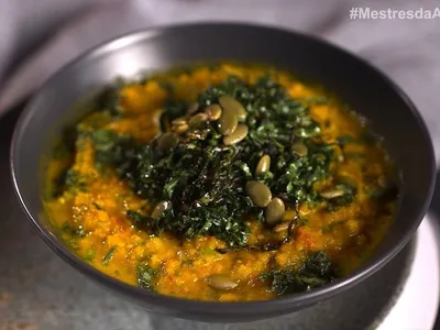 Sopa de abóbora na air fryer ganha toque especial com crispy de couve