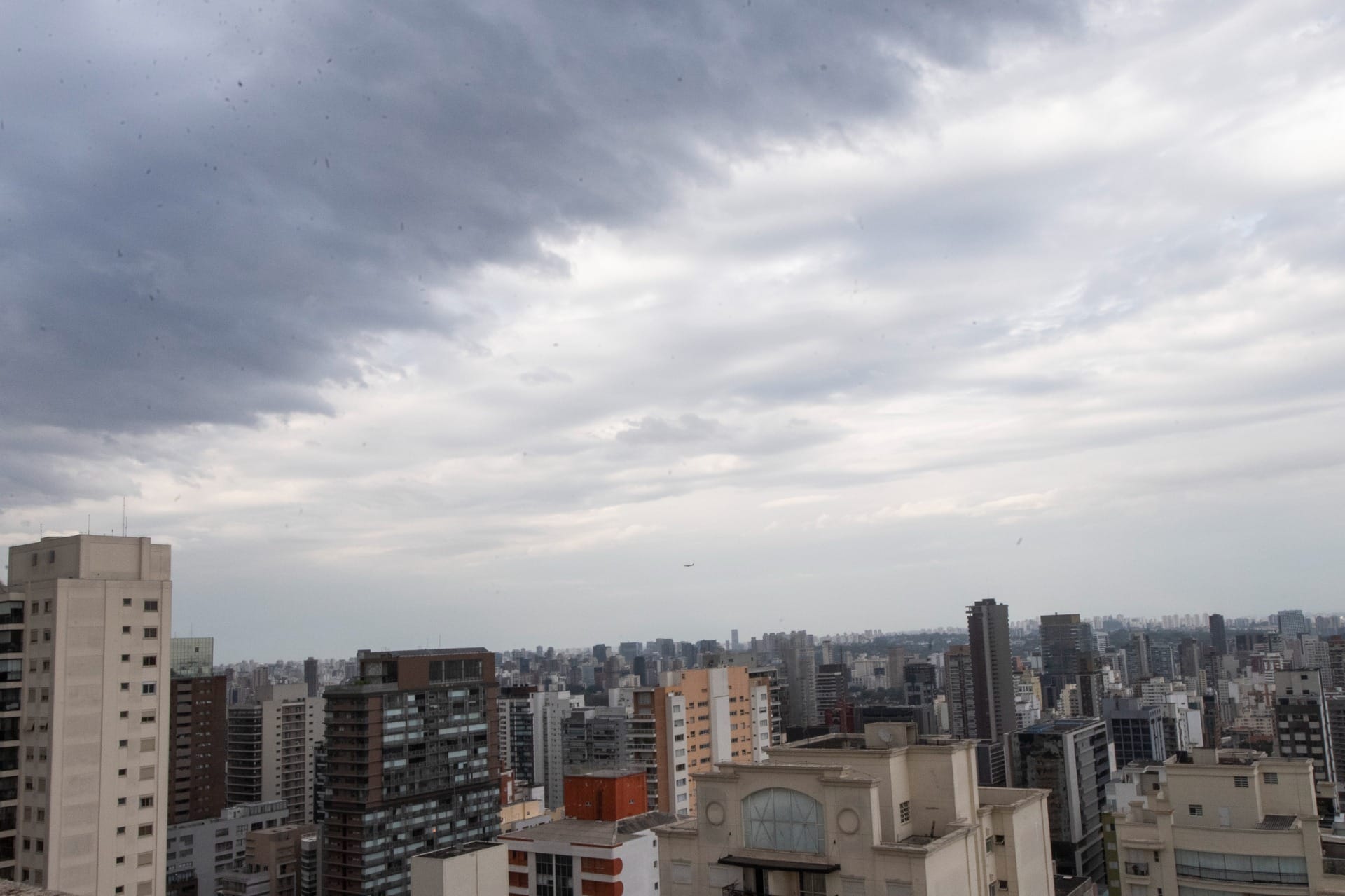 SP tem alerta de chuva e ventos de até 100 km/h; balsa e porto são fechados