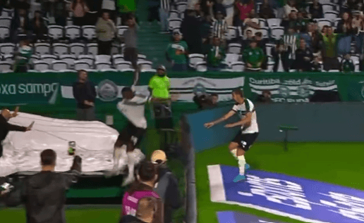 Cuidado, Jacy! Jogador do Coritiba se contunde em gol anulado e viraliza
