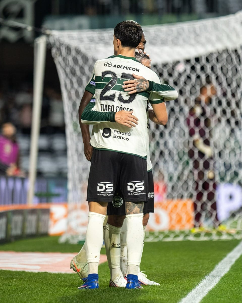 Coritiba vence Chapecoense, quebra jejum e escala a tabela do Brasileirão