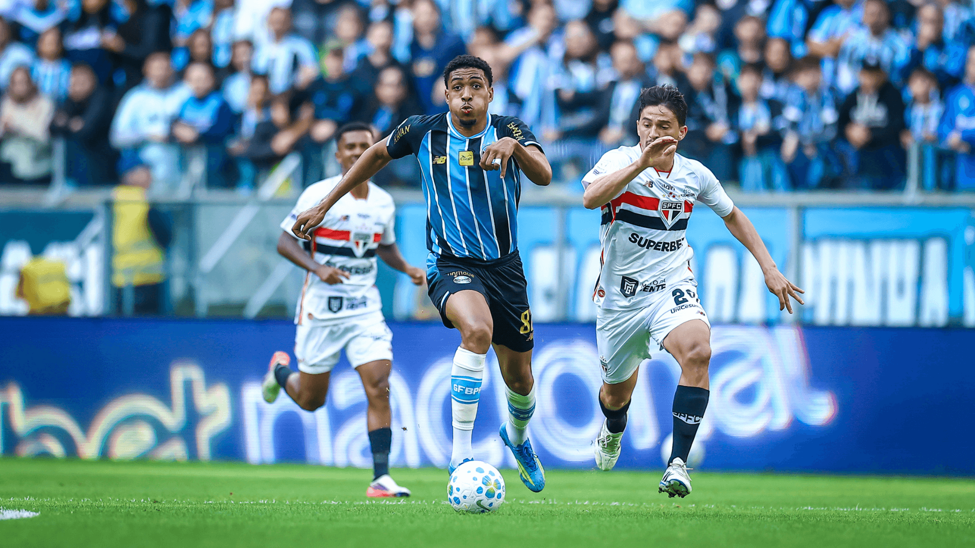 Grêmio vira sobre o São Paulo e ganha fôlego contra o rebaixamento