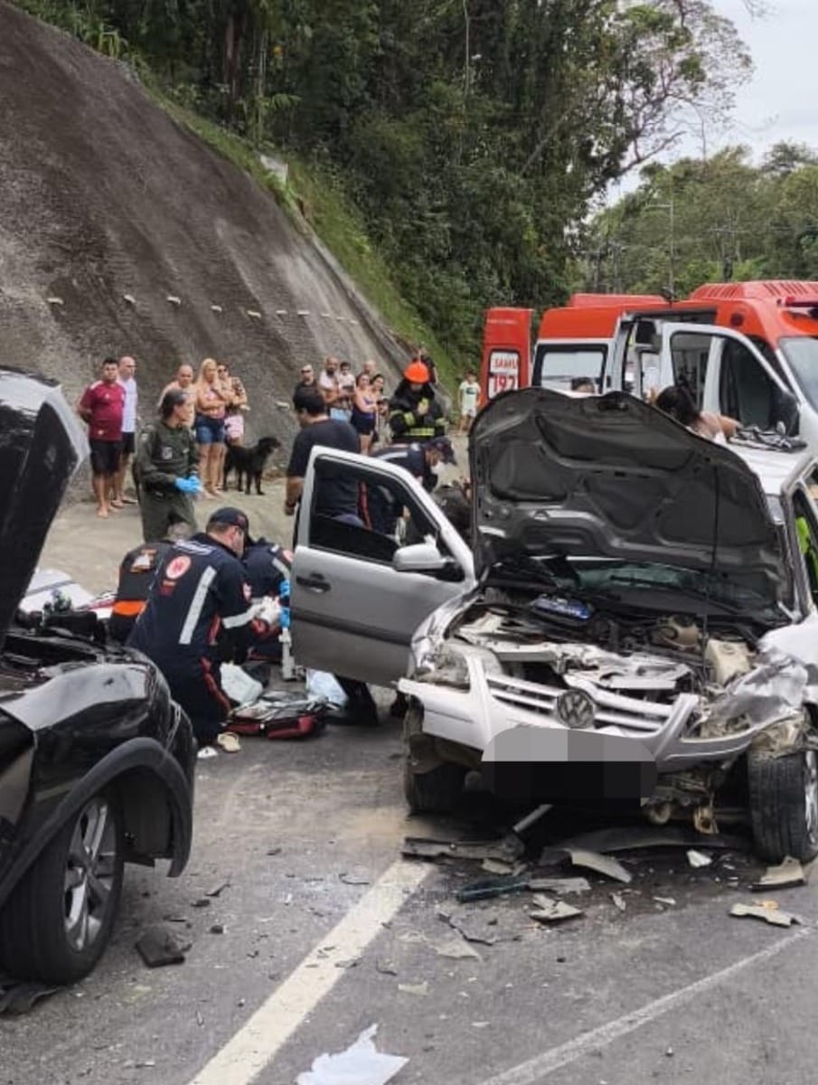 Colisão frontal entre dois carros deixa nove feridos em Caraguatatuba