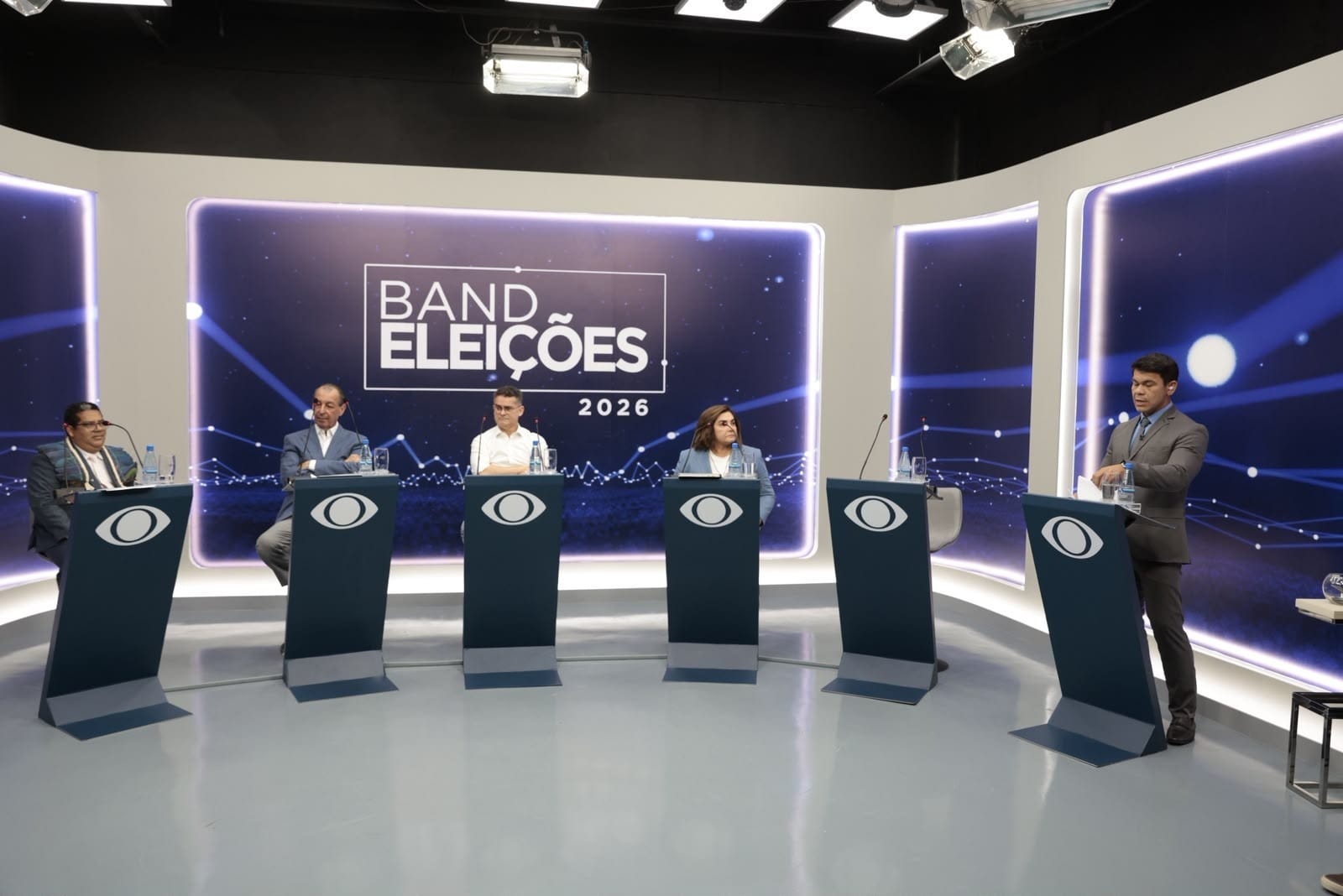 Debate no Amazonas tem clima quente e crticas  ausncia | Política - Imagem 2 | QTU - Notícias