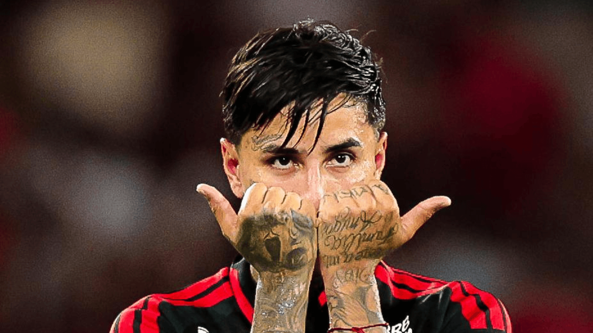Flamengo vence o Vitória, reduz distância para o Palmeiras e segue na caça