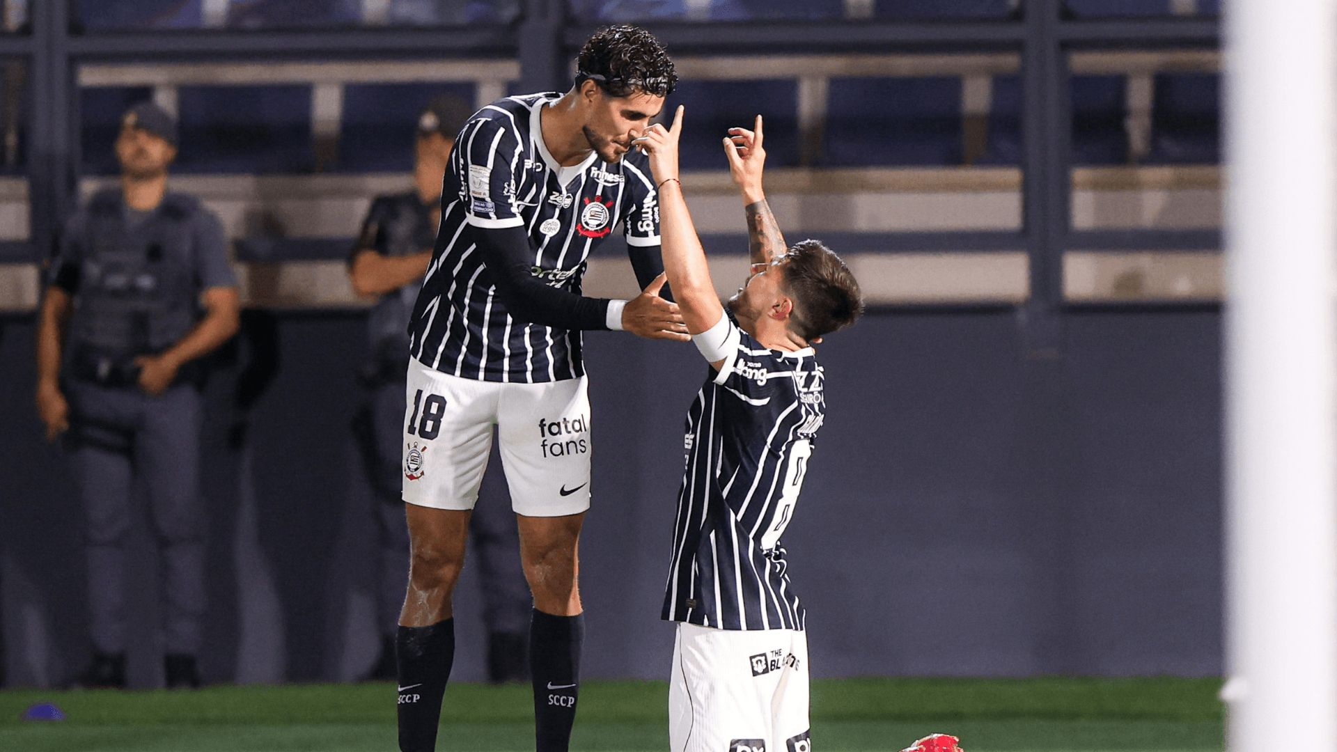 Corinthians aproveita falha, bate o Bragantino e sobe na tabela; veja gols