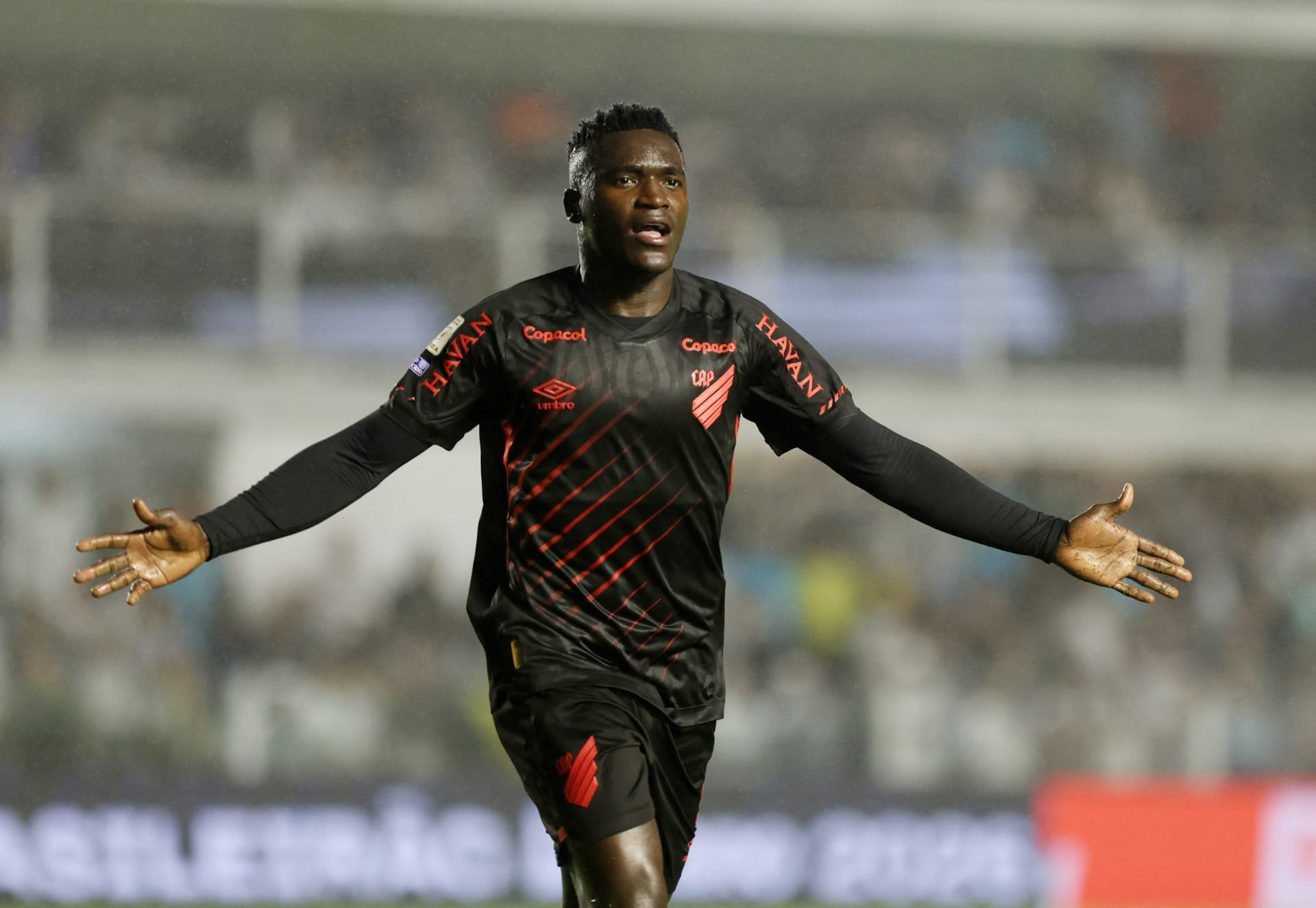 Athletico vence com gols de Viveros e deixa Santos na zona de rebaixamento