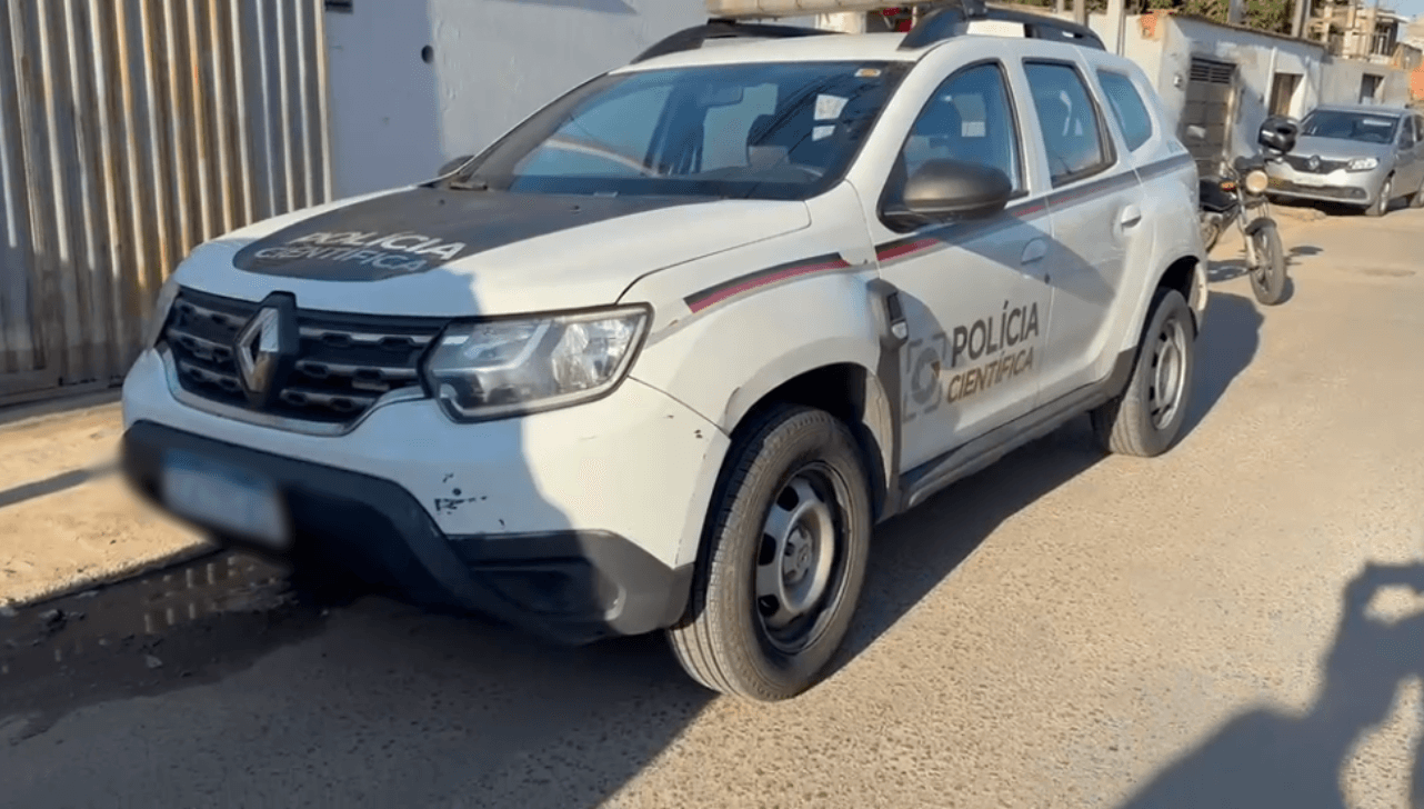 A Polícia Científica esteve no local  - Créditos: Paulo Bernardino