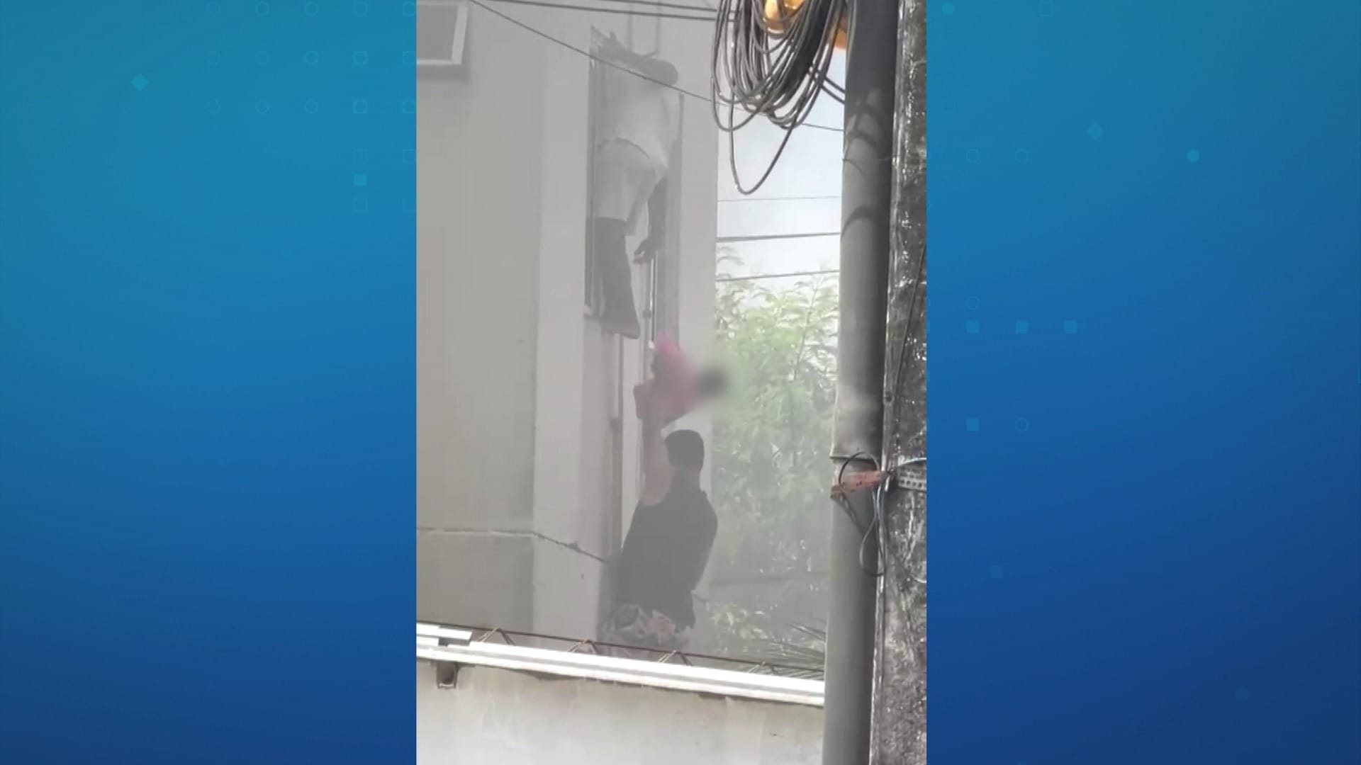 Bebê é içado em sacola plástica e resgatado de incêndio no AM