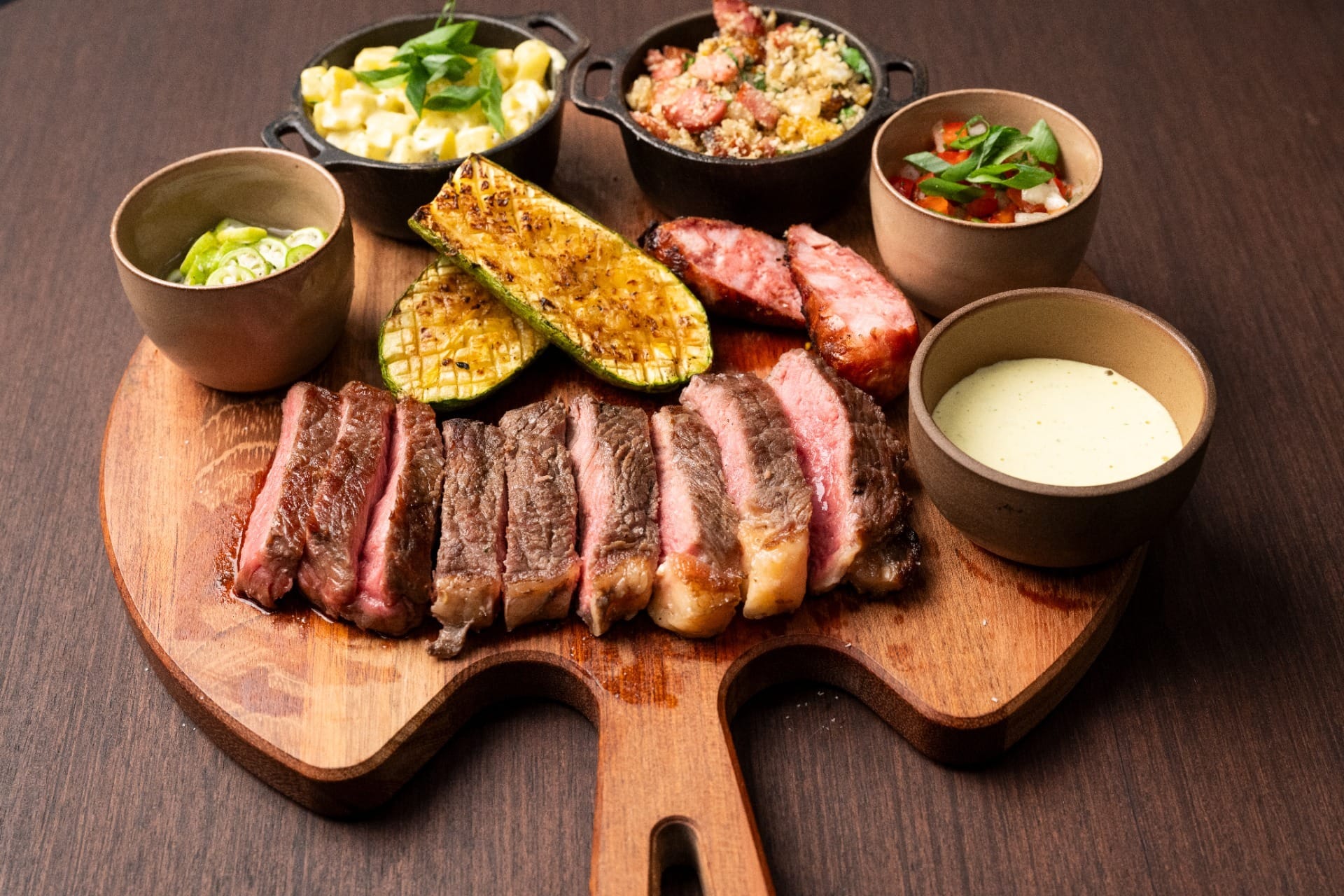 Churrasco de contrafilé na brasa com farofa de banana-da-terra, picles de quiabo, salada de batata e vinagrete de pimentão | Band Receitas