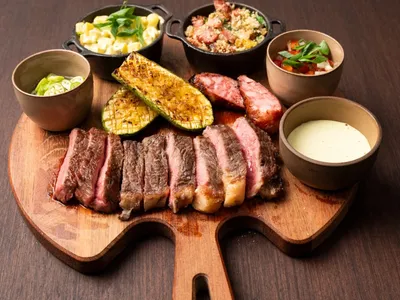 Churrasco de contrafilé na brasa com farofa de banana-da-terra, picles de quiabo, salada de batata e vinagrete de pimentão | Band Receitas