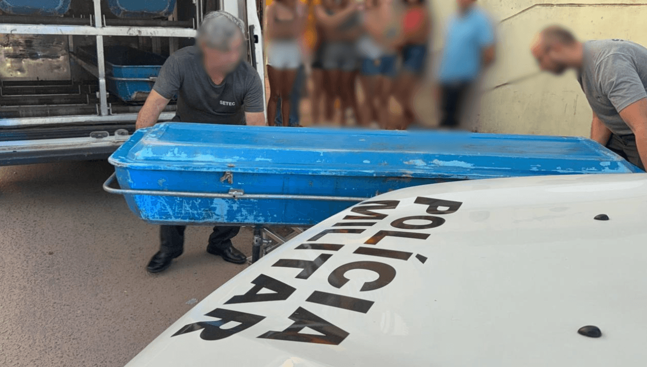Polícia investiga feminicídio após mulher ser encontrada morta com facadas