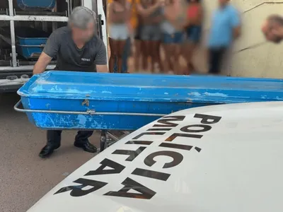 Polícia investiga feminicídio após mulher ser encontrada morta com facadas