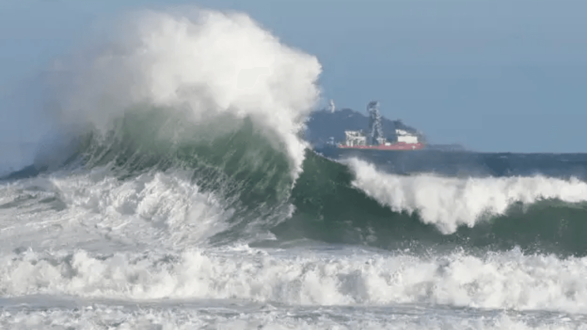 Ondas de 3 metros: Marinha alerta para ressaca marítima no Litoral Norte - QTU Questões do Universo