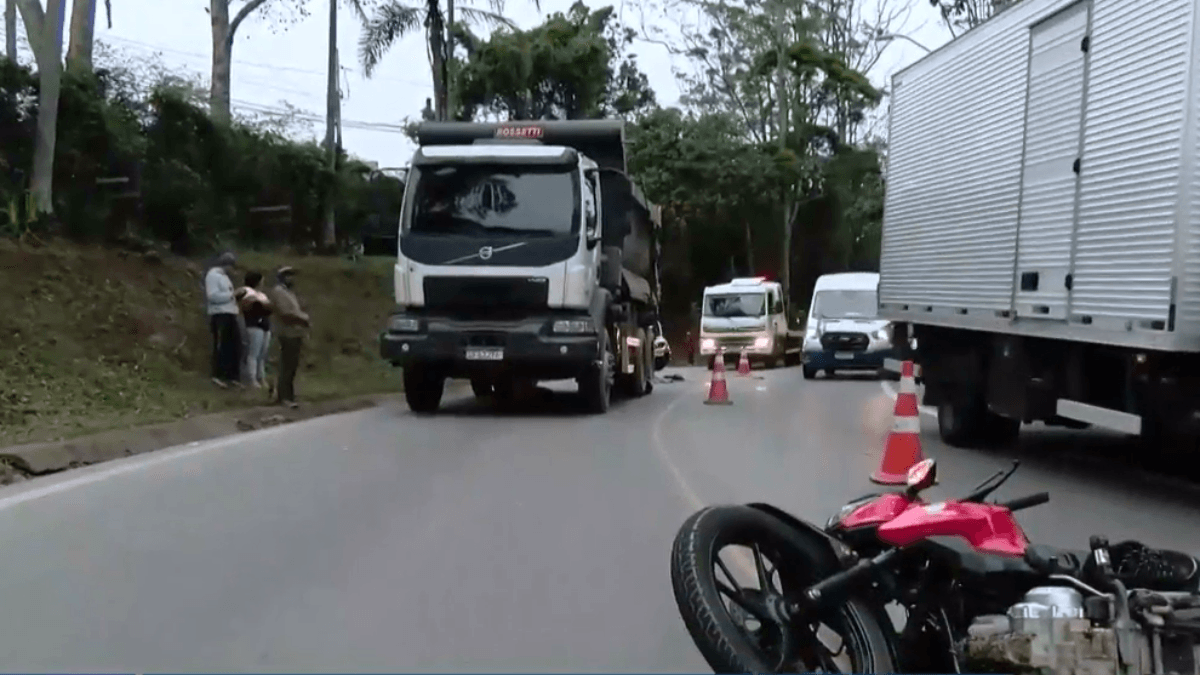 Acidente entre caminhão e moto deixa um morto e ferido na Grande SP