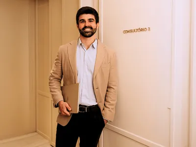 Dor que interrompe a rotina: Paulo Sartori fala sobre endometriose