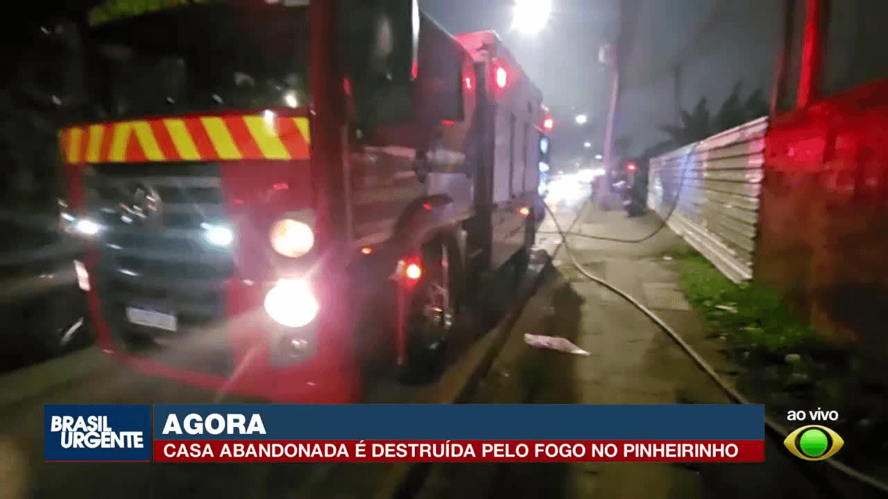 Incêndio destrói casa abandonada usada por usuários de drogas em Curitiba