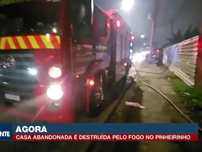 Incêndio destrói casa abandonada usada por usuários de drogas em Curitiba