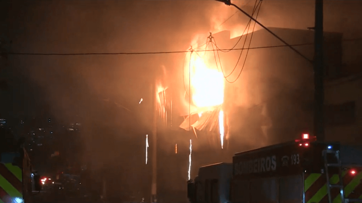 Incêndio de grandes proporções atinge galpão na Avenida do Estado, em SP